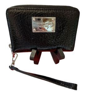 MICHAEL KORS WOMEN’S JET SET ZIP AROUND BLACK SIGNATURE WALLET W/SILVER ACCENTS